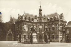 267 Gezicht op het Academiegebouw (Domplein 29) te Utrecht met op de voorgrond het standbeeld Jan van Nassau (Domplein).